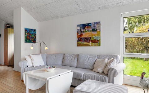 Lanica - 150M from the Sea: Mobilia, Interior Design, Pavimentazione, Pavimento, Legna, Soffitto, Divano, Illuminazione, Soggiorno, Camera