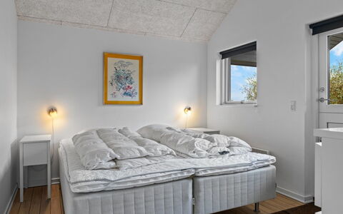 Lanica - 150M from the Sea: Camera Da Letto, Soffitto, Casa, Letto, Bedding, Lenzuolo, Telaio Del Letto, Congelamento, Biancheria, Illuminazione Diurna