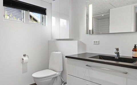 Lanica - 150M from the Sea: Idraulico Fixture, Lavandino Del Bagno, Lavello, Interior Design, Pavimentazione, Pavimento, Mobiletto Del Bagno, Bagno, Rubinetto, Controsoffitto