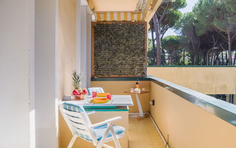 Appartamento Residence Henderson: Legna, Mobili Da Esterno, Shade, Sedia, Color Legno, Balcone, Latifoglie, Eco Hotel, Portico, Illuminazione Diurna