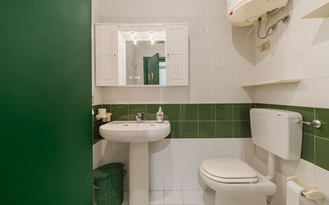 Appartamento Residence Henderson: Toilet Seat, Bagno, Idraulico Fixture, Gabinetto, Pavimentazione, Lavello, Lavandino Del Bagno, Pavimento, Interior Design, Rubinetto