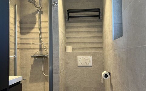De Zeebries: Parete, Pavimentazione, Idraulico Fixture, Pavimento, Bagno, Idraulico, Materiale Composito, Piastrella, Gabinetto