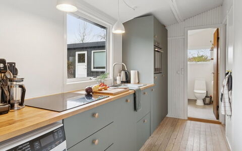 Gun - 300M to the Fjord: Pavimentazione, Cucina, Controsoffitto, Cabinetry, Elettrodomestico Da Cucina, Pianta Della Casa, Color Legno, Apparecchio Major, Idraulico Fixture, Idraulico