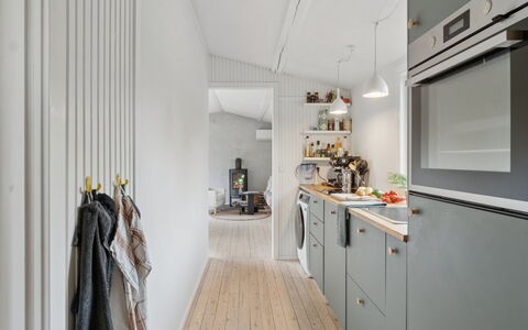 Gun - 300M to the Fjord: Cucina, Legna, Pavimentazione, Interior Design, Soffitto, Apparecchio Major, Elettrodomestico Da Cucina, Controsoffitto, Illuminazione, Lampada