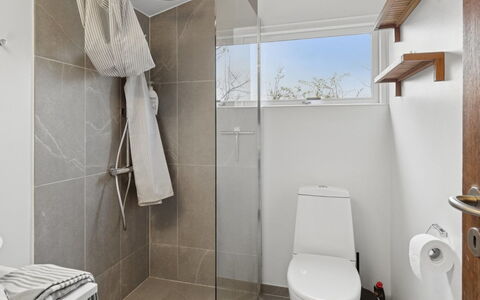 Gun - 300M to the Fjord: Bagno, Idraulico Fixture, Interior Design, Toilet Seat, Gabinetto, Parete, Pavimentazione, Pavimento, Soffitto, Lavello