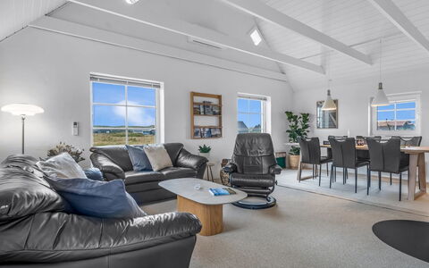 Amber - 300M from the Sea: Soffitto, Pavimentazione, Pavimento, Casa, Interior Design, Soggiorno, Divano, Pavimento In Legno, Latifoglie