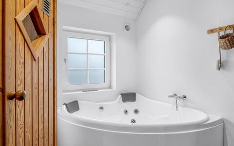 Amber - 300M from the Sea: Vasca Da Bagno, Idraulico Fixture, Bagno, Pavimento, Soffitto, Idraulico, Rubinetto, Vasca Idromassaggio