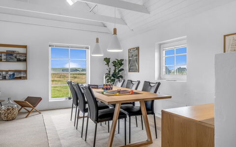 Amber - 300M from the Sea: Mobilia, Pavimentazione, Legna, Tavolo, Sala Da Pranzo, Cucina & Sala Da Pranzo Tavolo, Pavimento, Interior Design, Pavimento In Legno, Sedia