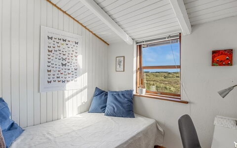 Sigbritt - 750M from the Sea: Legna, Casa, Pavimento, Camera Da Letto, Latifoglie, Letto, Lenzuolo, Color Legno, Biancheria, Bedding