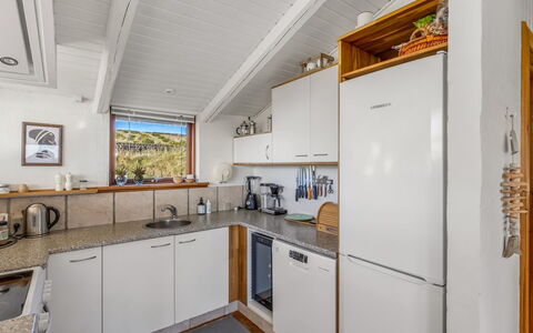 Sigbritt - 750M from the Sea: Pavimentazione, Legna, Cucina, Interior Design, Soffitto, Pavimento, Controsoffitto, Apparecchio Major, Cabinetry, Mobilia