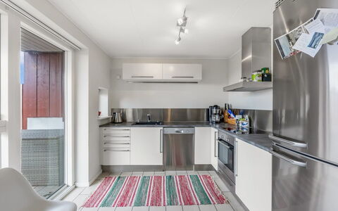 Janik - 700M from the Sea: Cucina, Elettrodomestico Da Cucina, Controsoffitto, Pavimentazione, Interior Design, Apparecchio Major, Mobilia, Pavimento, Soffitto, Legna