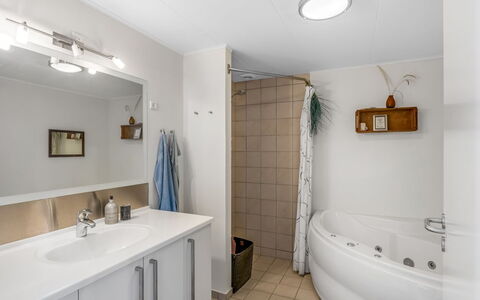 Janik - 700M from the Sea: Interior Design, Pavimentazione, Pavimento, Idraulico Fixture, Soffitto, Bagno, Lavello, Idraulico, Lavandino Del Bagno, Camera