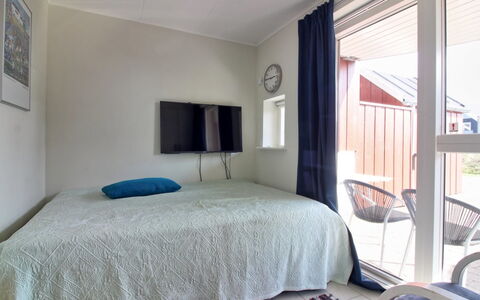 Janik - 700M from the Sea: Legna, Pavimento, Camera Da Letto, Pavimentazione, Mobilia, Interior Design, Letto, Lenzuolo, Soffitto, Biancheria