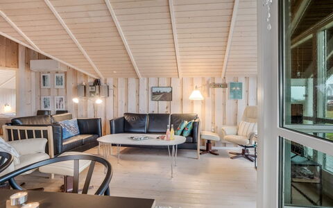 Bryngeir - 100M from the Sea: Interior Design, Legna, Soffitto, Pavimentazione, Mobilia, Pavimento, Lampada, Casa, Pavimento In Legno, Soggiorno
