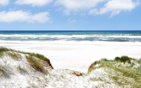 Bryngeir - 100M from the Sea: Cielo, Blu, Acqua, Giorno, Corpo D'Acqua, Spiaggia, Ambiente Naturale, Orizzonte, Costa