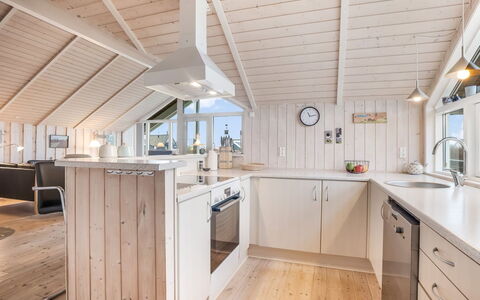 Bryngeir - 100M from the Sea: Legna, Soffitto, Casa, Interior Design, Pavimentazione, Pavimento, Pavimento In Legno, Porta, Cucina, Controsoffitto