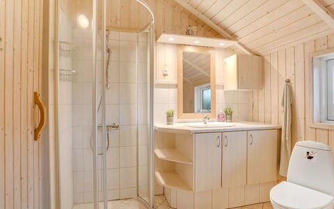 Bryngeir - 100M from the Sea: Idraulico Fixture, Pavimentazione, Interior Design, Legna, Pavimento, Lavello, Lavandino Del Bagno, Soffitto, Bagno, Mobiletto Del Bagno