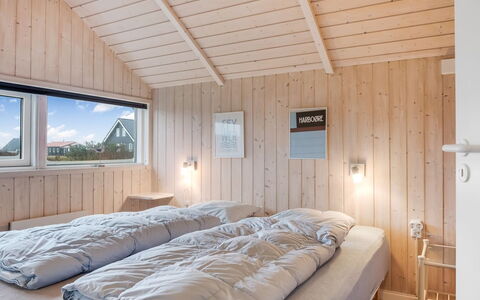 Bryngeir - 100M from the Sea: Legna, Camera Da Letto, Letto, Lenzuolo, Bedding, Casa, Telaio Del Letto, Biancheria, Latifoglie, Congelamento