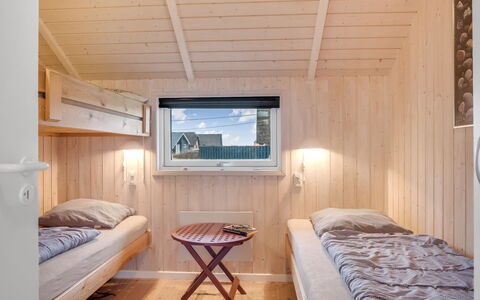 Bryngeir - 100M from the Sea: Legna, Camera Da Letto, Soffitto, Pavimento, Interior Design, Pavimentazione, Letto, Color Legno, Latifoglie, Casa