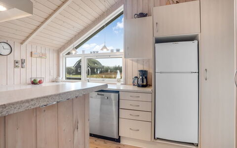 Bryngeir - 100M from the Sea: Legna, Cucina, Pavimentazione, Interior Design, Pavimento, Soffitto, Controsoffitto, Mobilia, Casa, Cabinetry