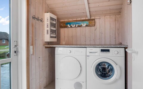 Bryngeir - 100M from the Sea: Legna, Pavimentazione, Pavimento, Camera, Color Legno, Soffitto, Lavatrice, Latifoglie, Plank, Asciugatrice