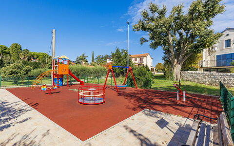 Umag 800: Spazio Pubblico, Shade, Giardino, Landscaping, Parco, Prato, Attrezzatura Giochi All'Aperto, Passerella