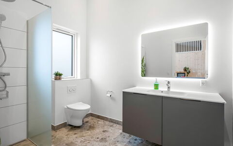 Gillis - 1Km from the Sea: Parete, Interior Design, Pavimentazione, Bagno, Idraulico Fixture, Pavimento, Mobiletto Del Bagno, Soffitto, Idraulico, Rubinetto