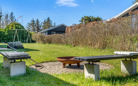 Detlef - 400M from the Sea: Villetta, Backyard, Cortile, Edifici Giardino, Capannone, Raccordo, Mobili Da Esterno, Log Cabin, Struttura Esterna, Baracca