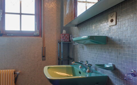 Le Bouquetin: Idraulico Fixture, Lavandino Del Bagno, Lavello, Rubinetto, Interior Design, Idraulico, Bagno, Piastrella, Bicchiere, Lampada