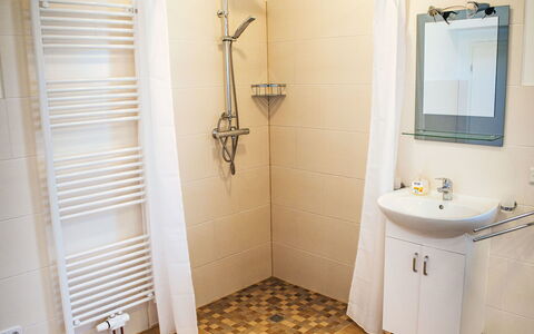 Schnakenberg: Pavimentazione, Idraulico Fixture, Pavimento, Bagno, Interior Design, Idraulico, Gabinetto, Camera, Rubinetto, Porta