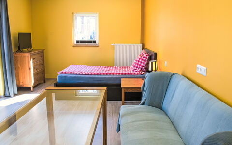 Schnakenberg: Mobilia, Parete, Interior Design, Pavimento, Pavimentazione, Legna, Camera, Illuminazione, Soffitto, Tavolo