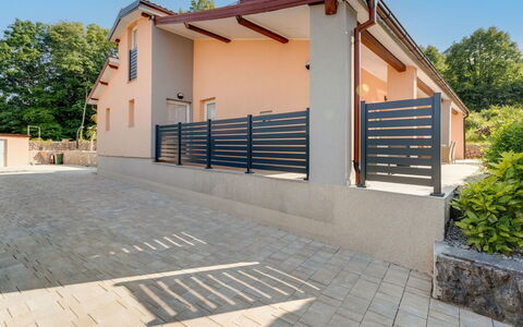Opatija Matulji 508: Pavimento, Materiale Composito, Casa, Shade, Calcestruzzo, Deck, Portico, Balcone, Design