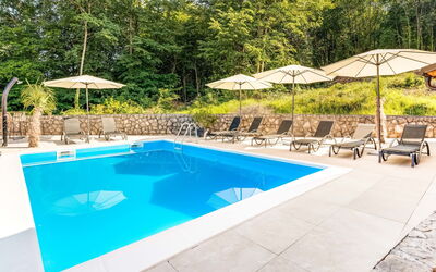 Opatija Matulji 508: Piscina, Ricorrere, Mobili Da Esterno, Eco Hotel, Tempo Libero, Ombrello, Lettino, Giardino, Sedia, Landscaping