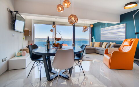 Bella: Interior Design, Mobilia, Pavimentazione, Soffitto, Pavimento, Illuminazione, Soggiorno, Appartamento, Lampada, Camera