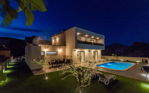 Golden Strings: Appartamento, Hotel