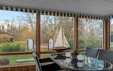 Hakon - 1Km from the Sea: Mobilia, Legna, Interior Design, Sedia, Shade, Bicchiere, Soffitto, Portico, Eco Hotel, Cucina & Sala Da Pranzo Tavolo