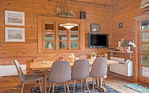 Hakon - 1Km from the Sea: Mobilia, Interior Design, Pavimentazione, Legna, Pavimento, Tavolo, Soffitto, Cucina & Sala Da Pranzo Tavolo, Casa, Sala Da Pranzo