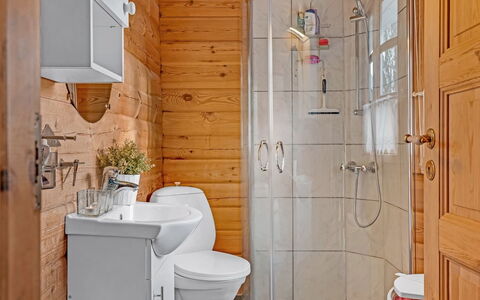 Hakon - 1Km from the Sea: Idraulico Fixture, Pavimentazione, Legna, Interior Design, Lavello, Pavimento, Bagno, Lavandino Del Bagno, Rubinetto, Idraulico