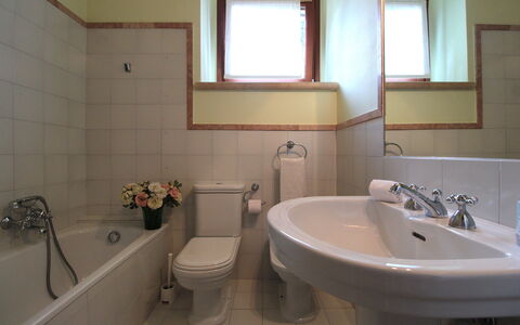 Calicantus, Verona, Pool, Wifi: Bagno, Lavandino Del Bagno, Idraulico Fixture, Parete, Pavimentazione, Interior Design, Lavello, Pavimento, Rubinetto, Specchio