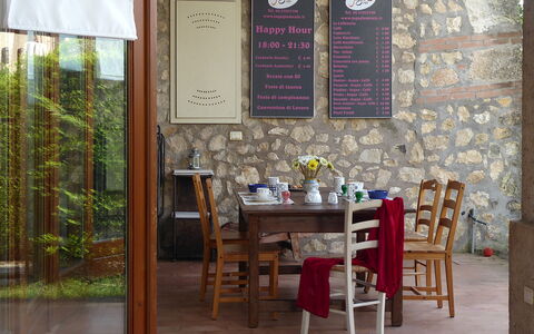 Calicantus, Verona, Pool, Wifi: Mobilia, Tavolo, Legna, Interior Design, Sedia, Cucina & Sala Da Pranzo Tavolo, Sala Da Pranzo, Ristorante, Color Legno, Camera