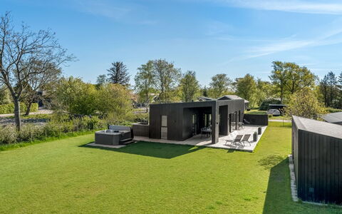 Barnet - 180M to the Fjord: Tetto, Casa, Porta, Villetta, Shade, Raccordo, Cortile, Estate, Backyard