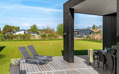 Barnet - 180M to the Fjord: Tetto, Casa, Porta, Villetta, Shade, Raccordo, Cortile, Estate, Backyard
