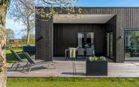 Barnet - 180M to the Fjord: Tetto, Casa, Porta, Villetta, Shade, Raccordo, Cortile, Estate, Backyard