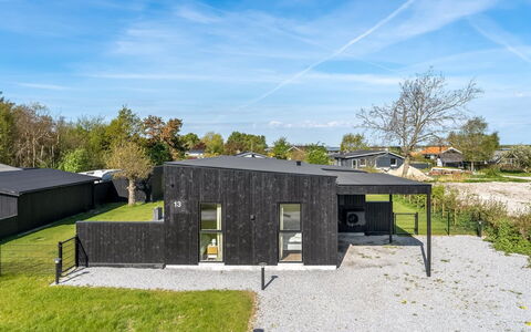 Barnet - 180M to the Fjord: Tetto, Casa, Porta, Villetta, Shade, Raccordo, Cortile, Estate, Backyard