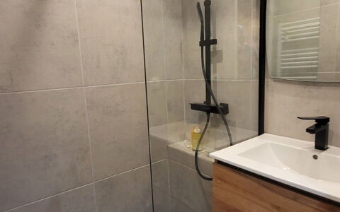 Balcons de Venosc: Pavimentazione, Pavimento, Idraulico Fixture, Piastrella, Idraulico, Bagno, Mobiletto Del Bagno, Gabinetto