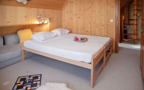 Chalet les Portes: Interior Design, Legna, Mobilia, Pavimentazione, Pavimento, Soffitto, Camera, Camera Da Letto, Letto, Color Legno