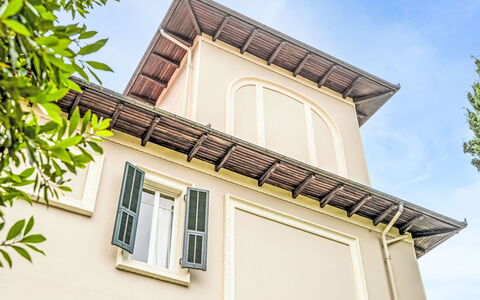 Villa Pinarello: Interior Design, Legna, Pavimentazione, Soffitto, Pavimento, Camera, Mobilia, Illuminazione, Color Legno, Latifoglie