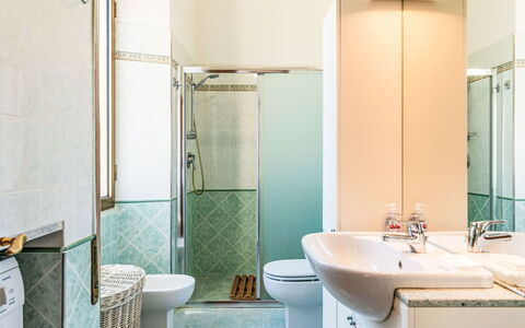 Casa del Mare: Bagno, Pavimentazione, Idraulico Fixture, Interior Design, Pavimento, Lavello, Rubinetto, Lavandino Del Bagno, Idraulico, Piastrella