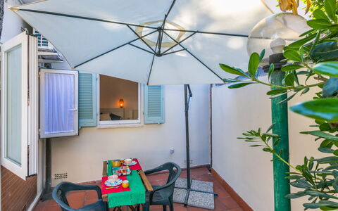 La Casetta: Mobilia, Sedia, Mobili Da Esterno, Tavolo Esterno, Shade, Pianta Della Casa, Vaso Di Fiori, Cucina & Sala Da Pranzo Tavolo, Balcone, Terrazza
