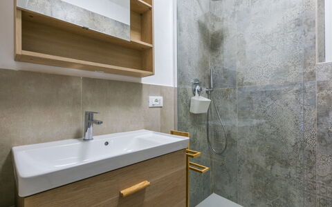 La Casetta: Idraulico Fixture, Pavimentazione, Bagno, Pavimento, Lavandino Del Bagno, Piastrella, Rubinetto, Idraulico, Mobiletto Del Bagno, Specchio
